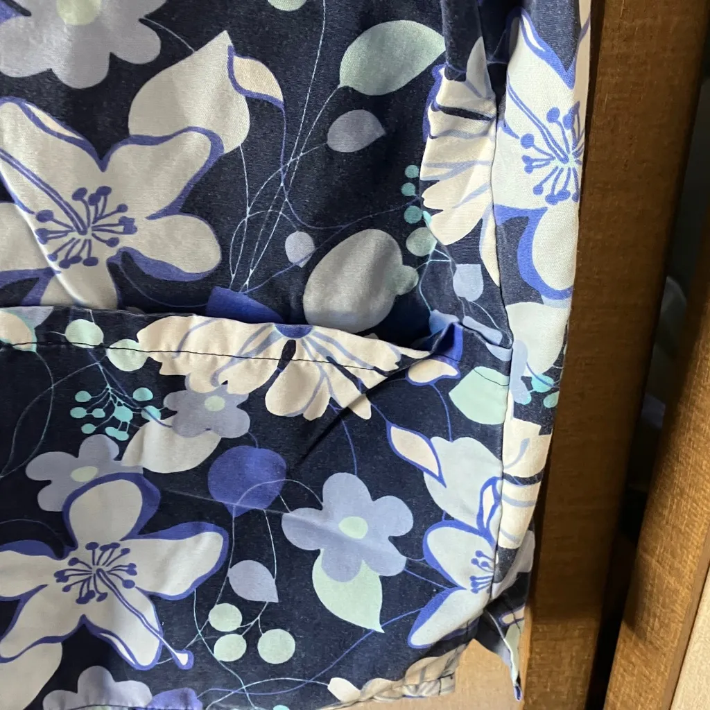 Absolute Blue and White Patterned scrub top xl - Image 6