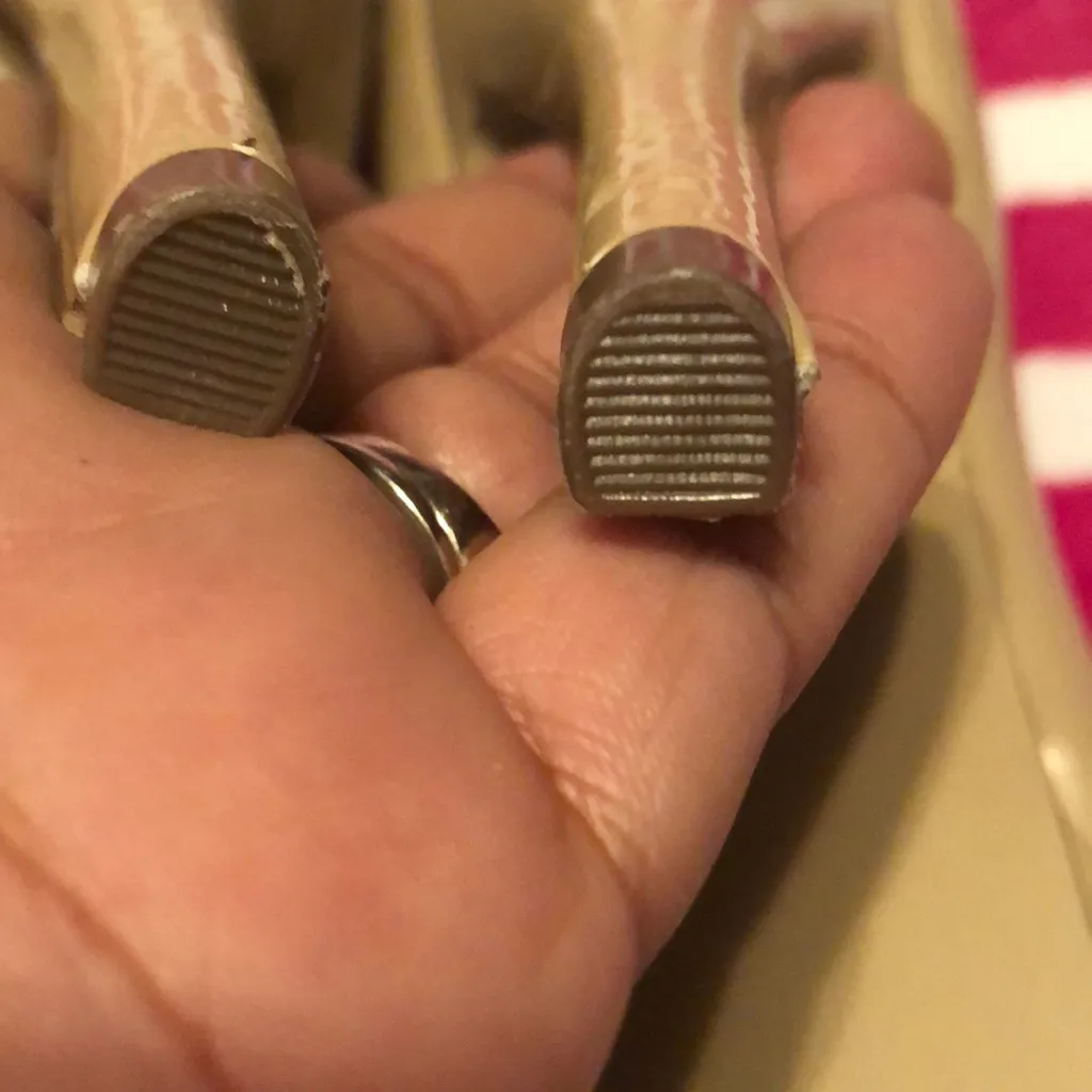 Guess Size 9.5 platform peep toe heels - Image 7