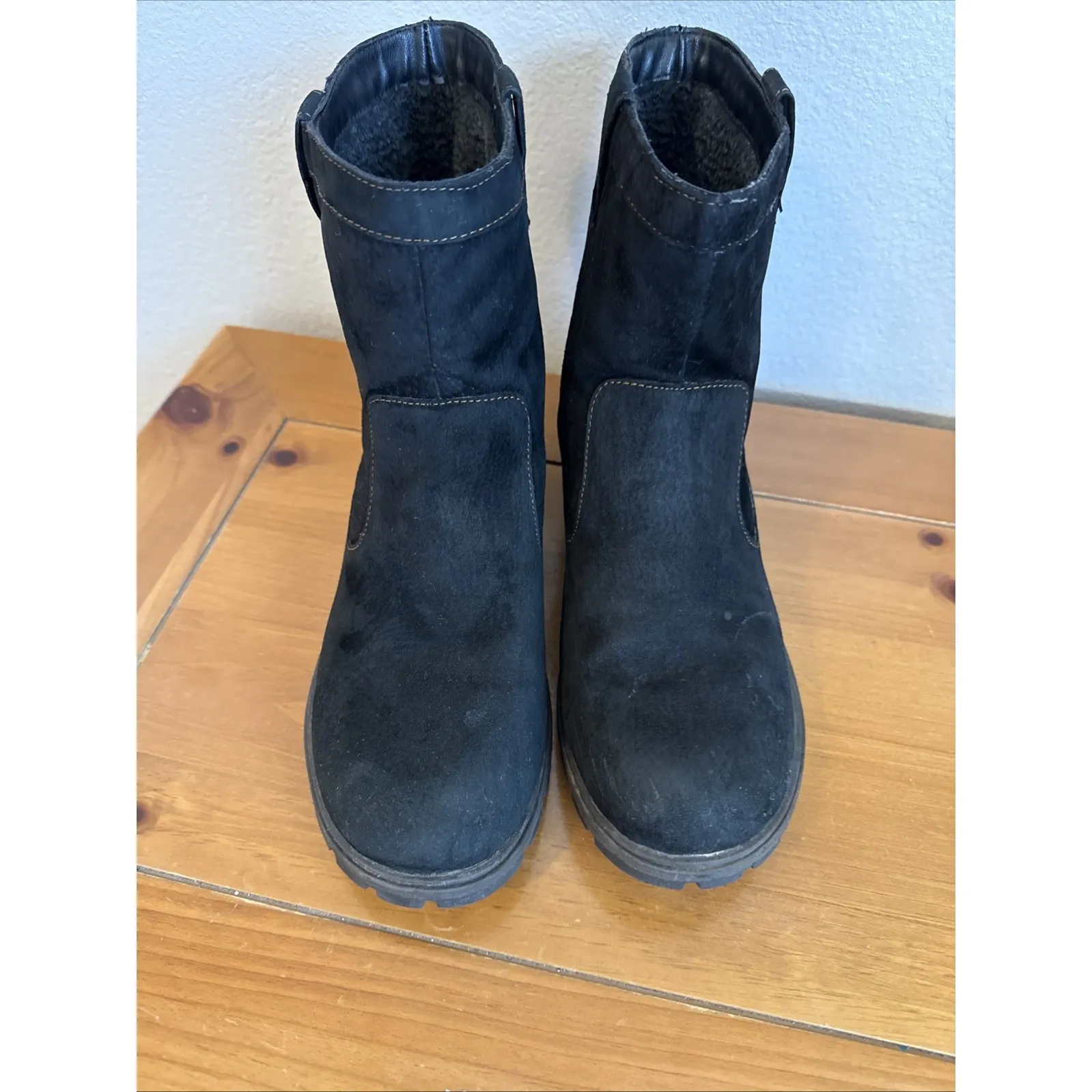 b.o.c Women's‎ Black Suede Fleece Lined Booties Size - Image 4