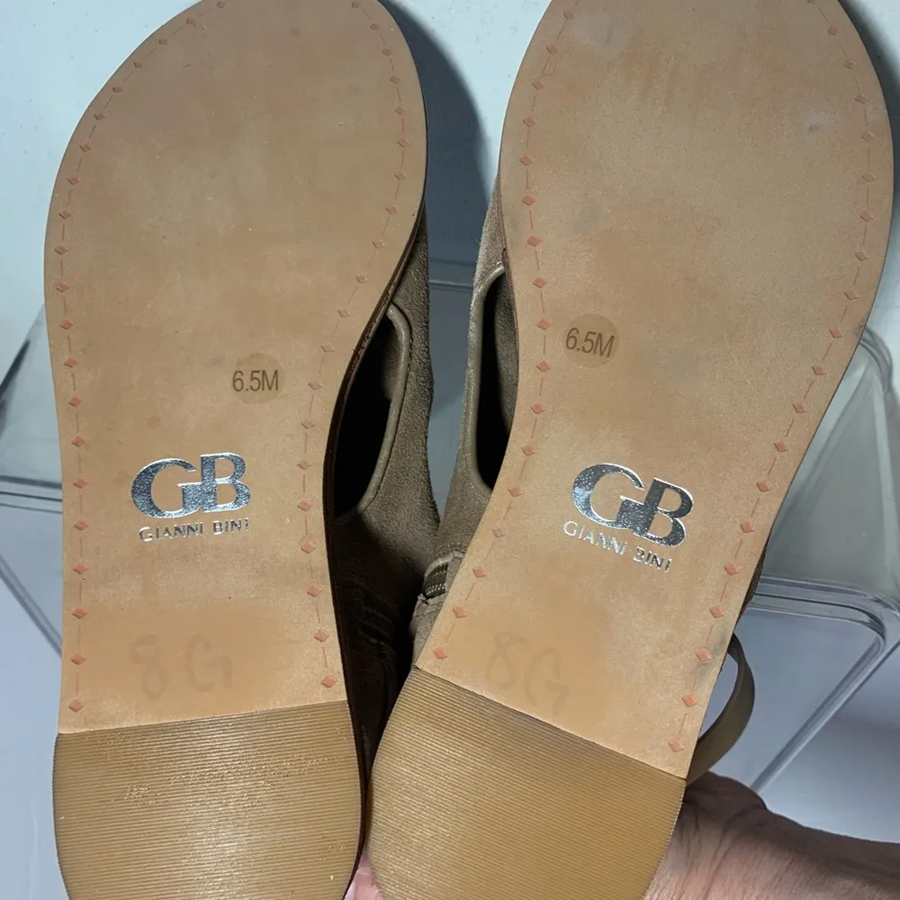 Gianni Bini Beige Suede Open Heel & Toe Ankle Upper Sz 6.5 Sandal.          1925 - Image 8