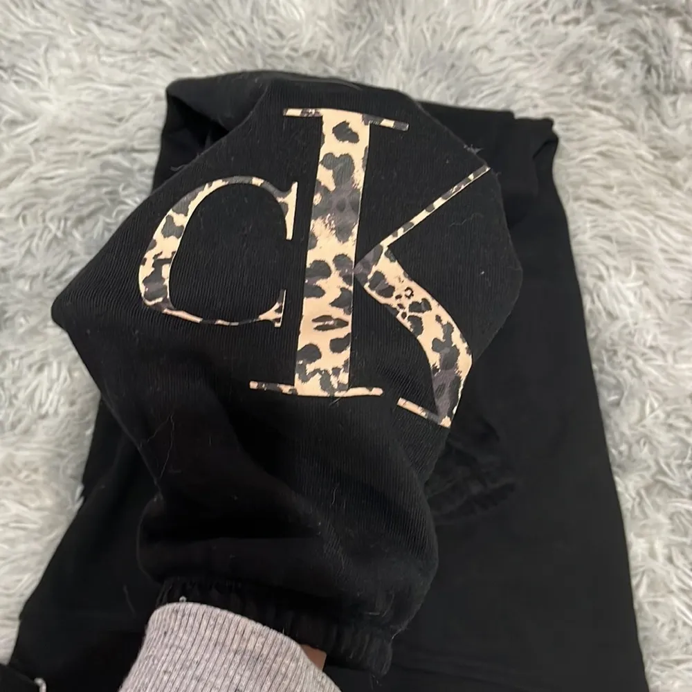 Calvin Klein sweatpants-Size small - Image 2