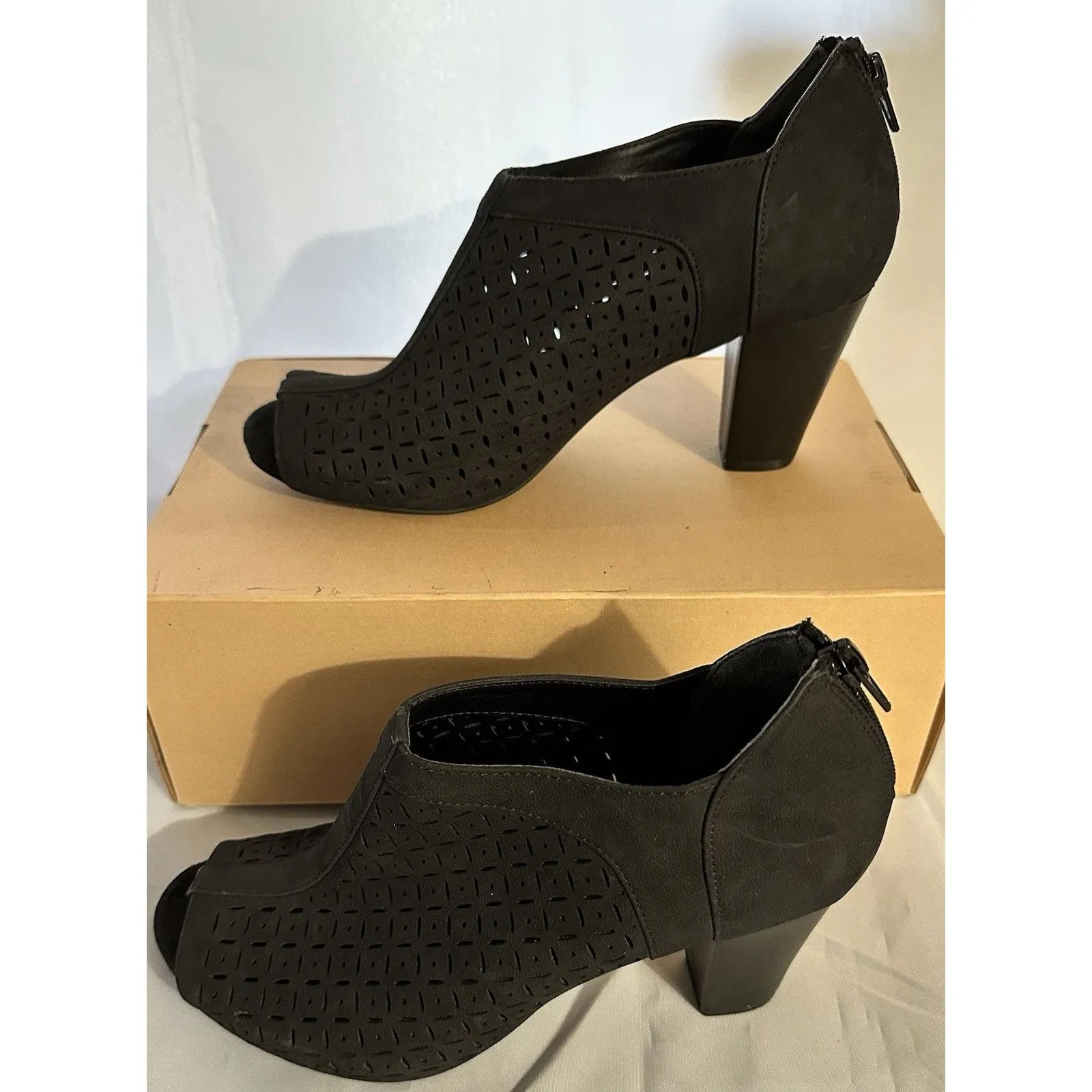 Giani Bernini Alanny Perforated Black Booties Peep Toe Block Heel Shoes Sz 8.5 - Image 3