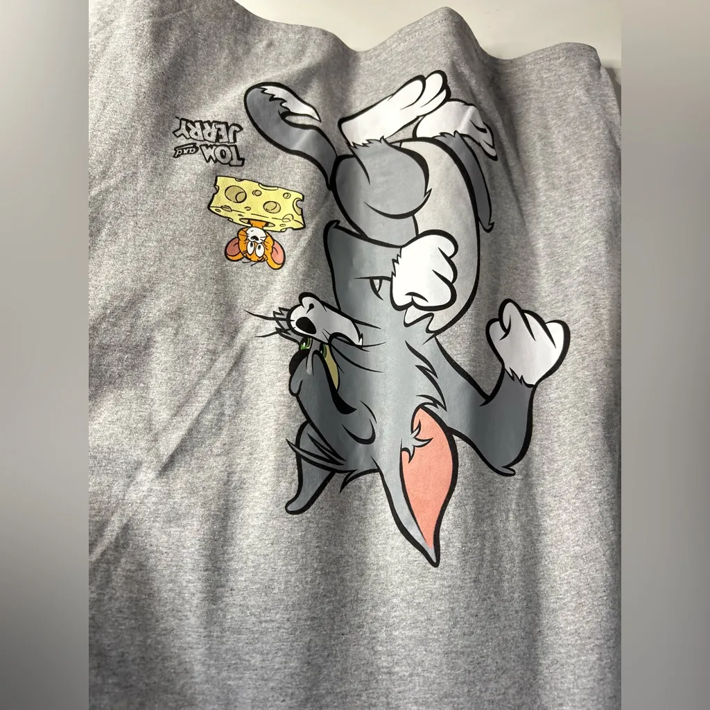 Tom and Jerry pullover Gray Short Sleeve Tee. New with tag. Size L - Image 5