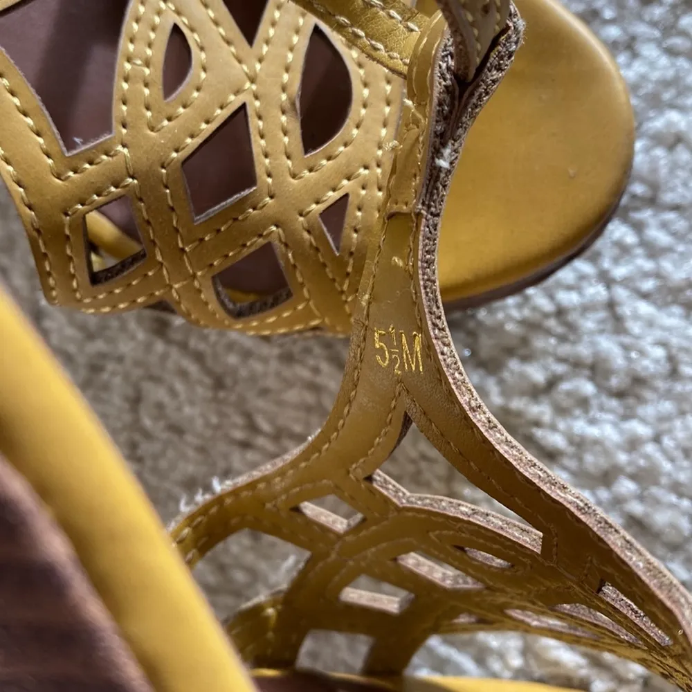 Lace woven fun statement wedges size 5.5 - Image 7