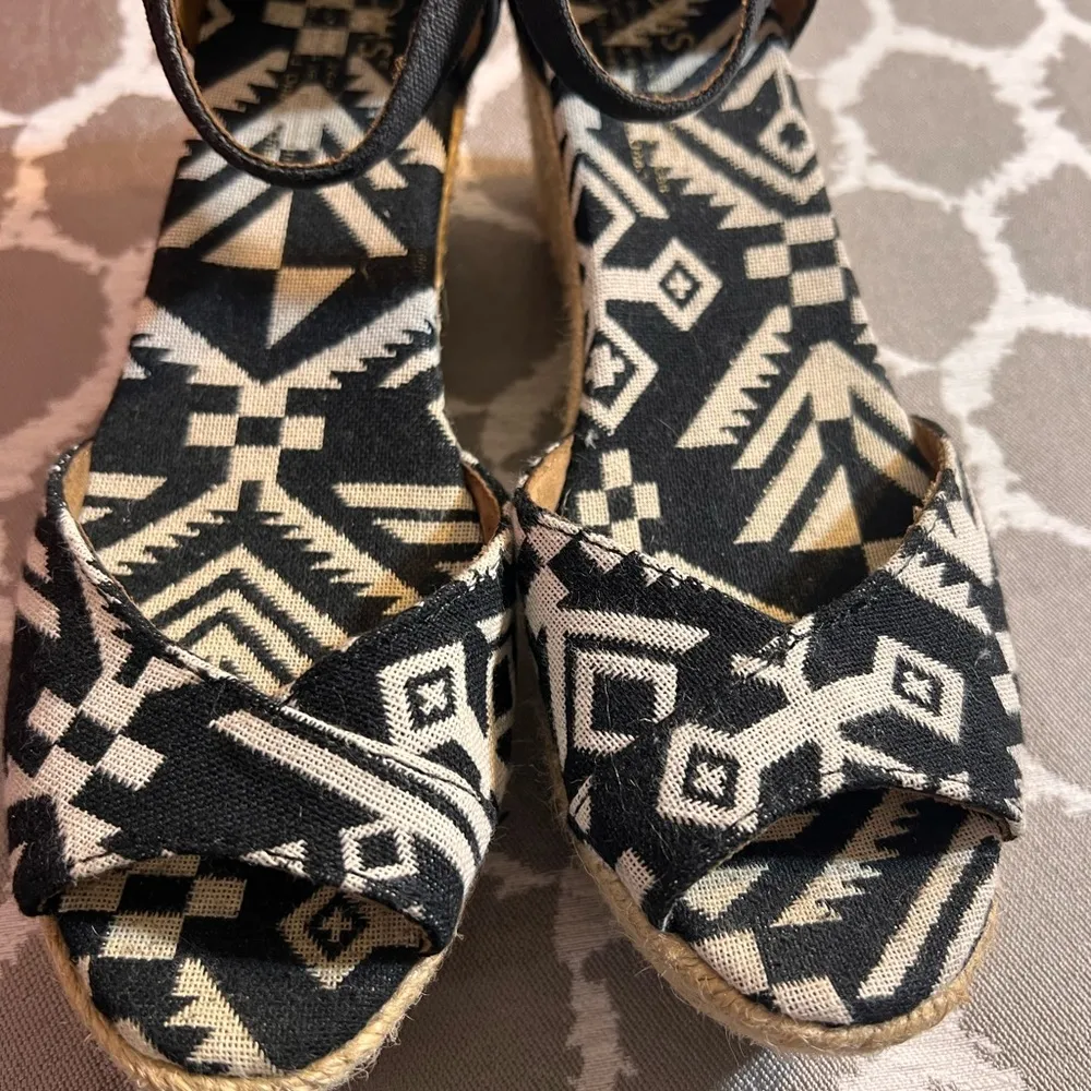 TOMS Stylish Black and Cream Women's Wedge Sandals abstract spring summer - Image 5