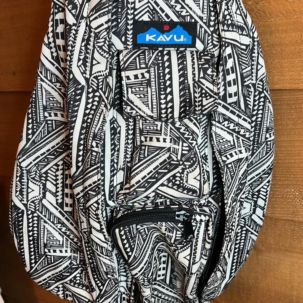 Kavu Geometric Black White Crossbody Backpack Bag Buckle Hiking Slingback Zip - Image 2