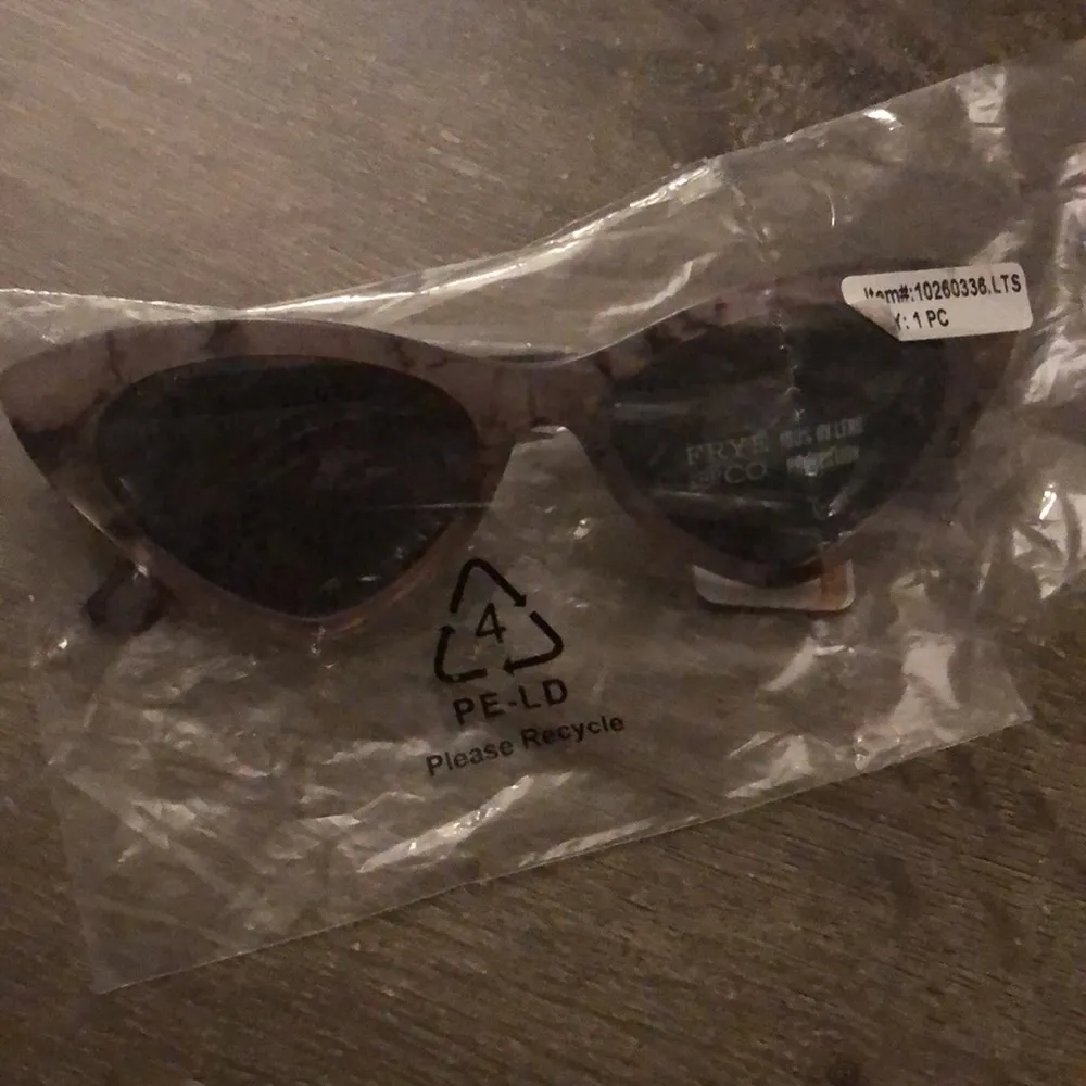 NWT FRYE and CO. Cat Eye Sunglasses Marbled Grey - Image 6