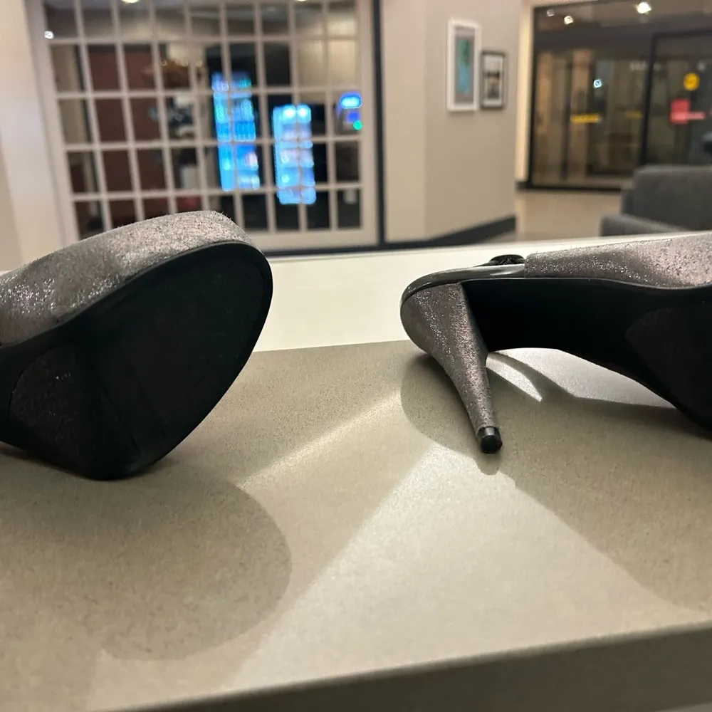 JENNIFER LOPEZ Elegant Black/grey Peep-Toe Slingback Heels - Image 5