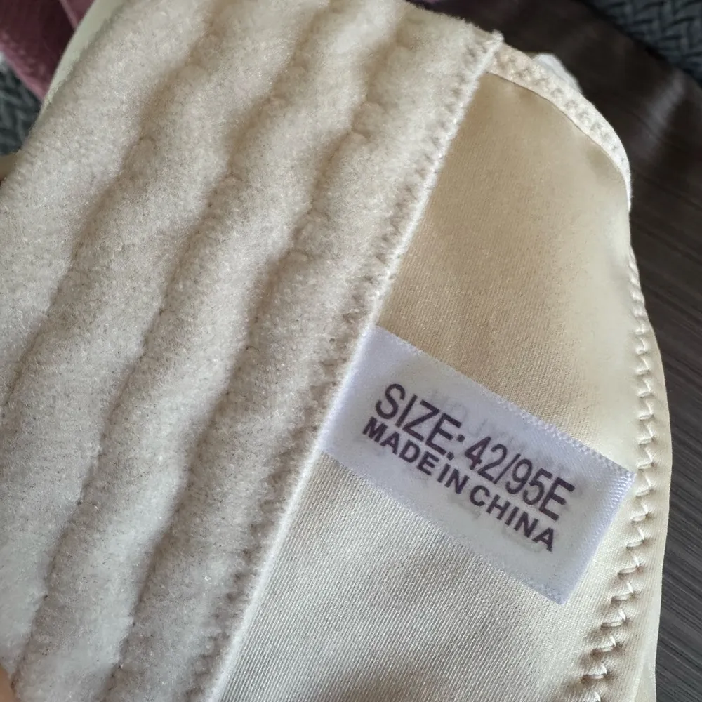 NWOT Full figure shape wear BRA Size 42/95E
Adjustable straps Tan - Image 7