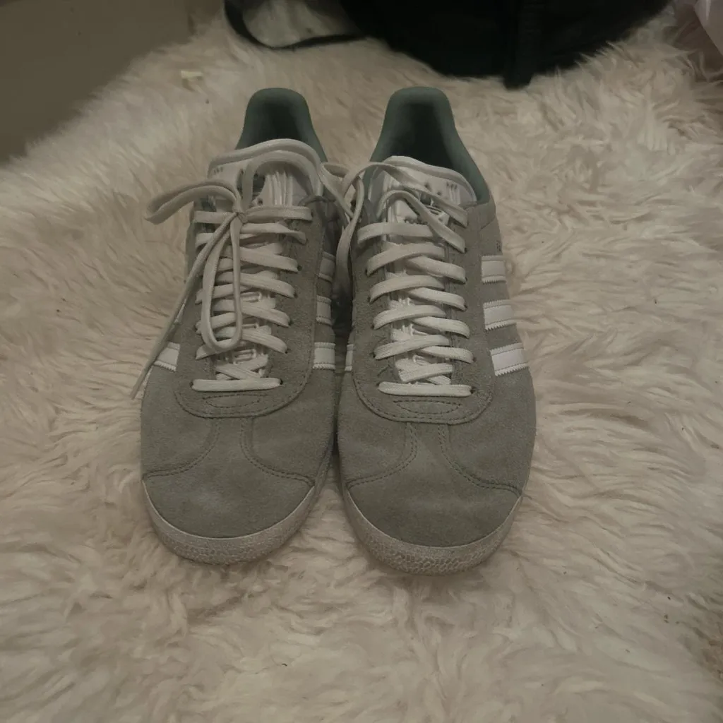 Adidas Sneakers in Light Green and White - Image 2