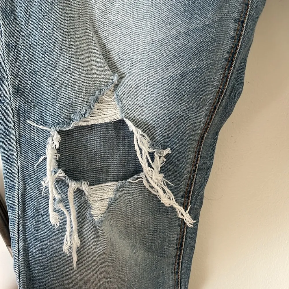 American Eagle TOMGIRL denim in size 8 with holes - Image 3