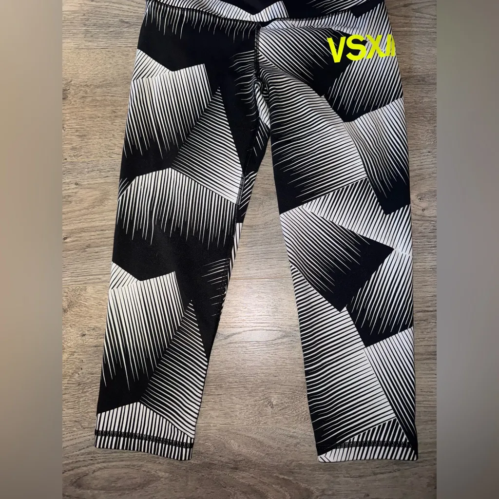 Victoria’s Secret NIKE CAPRI Active Leggings Bundle M/L - Image 3
