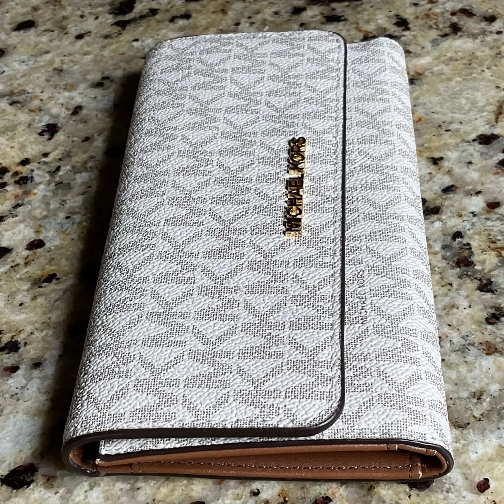 Michael Kors Vanilla Jet Set Large Logo Trifold Wallet - NWOT - Image 5
