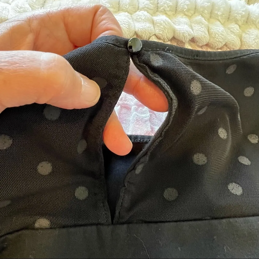 TALBOTS black top size medium sheer sleeves - Image 3