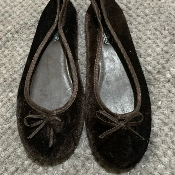 NWOT Dark brown velour flats, never worn Size 9 - Image 2