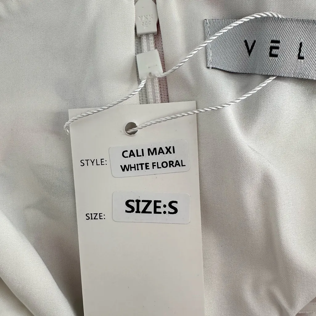 Velvi Cali Maxi Dress in White Floral Lace Up size Small Ruffle Trim Slit NWT - Image 11