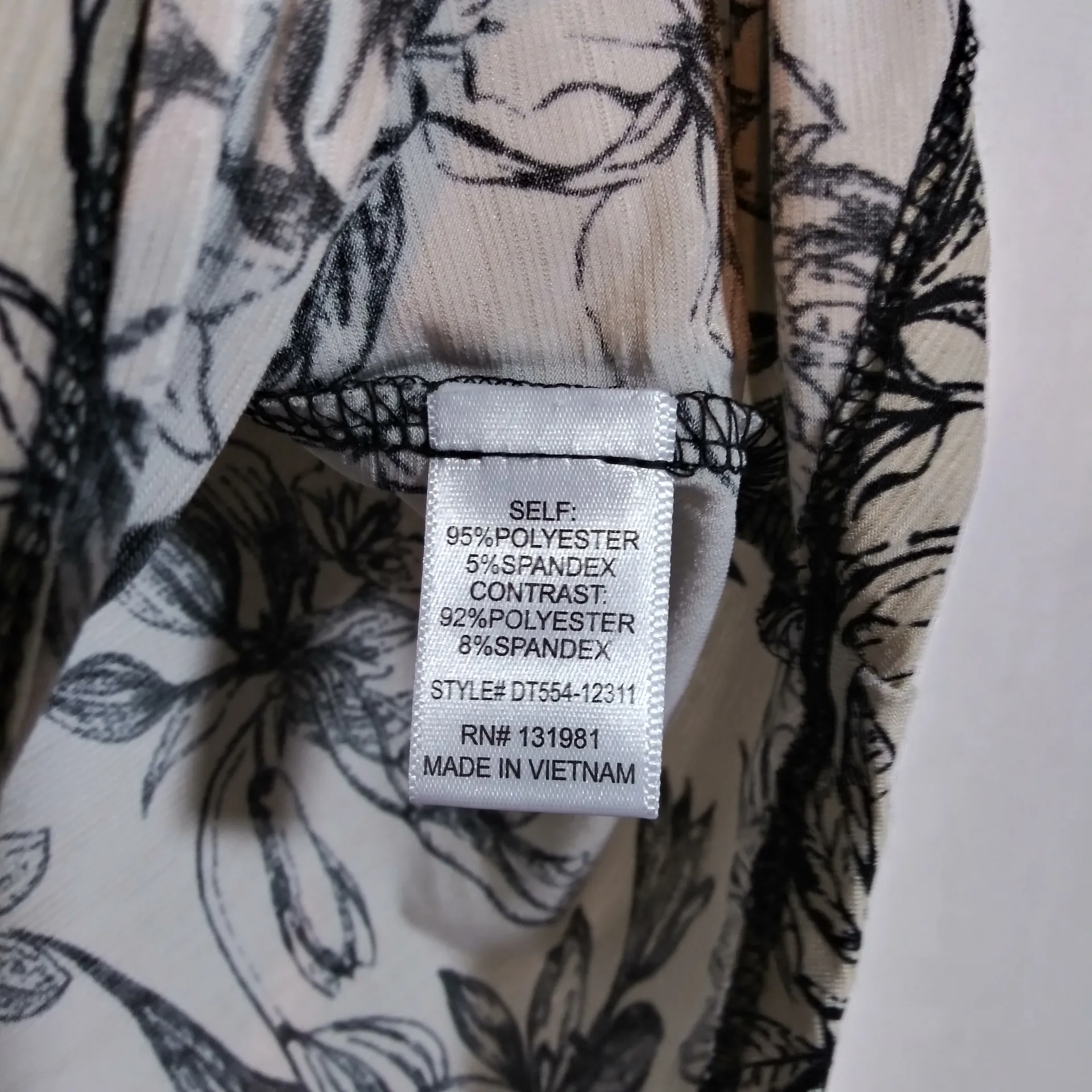 Naif Floral Timeless Sleeveless V Neck Blouse Top Black Cream Size Small - Image 4