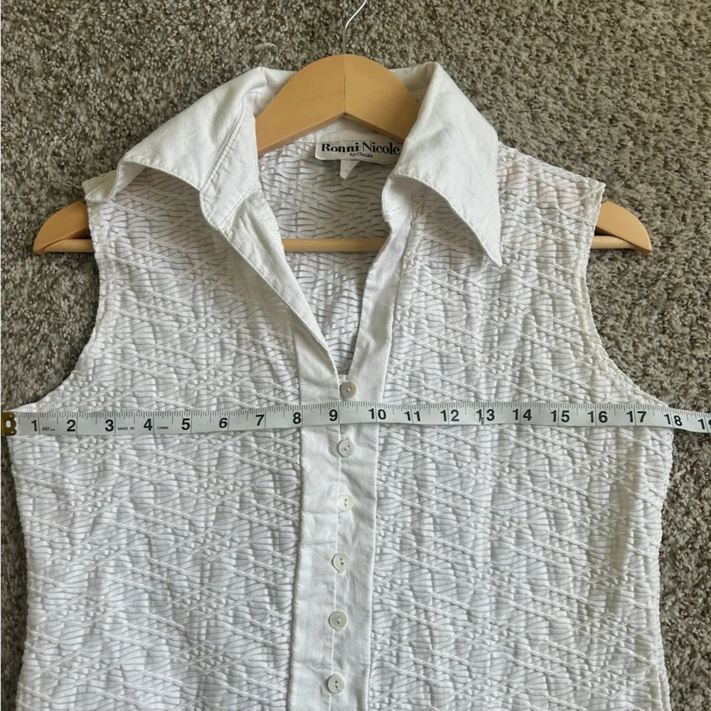 Ronni Nicole Vintage White Button Down Sleeveless Collared Blouse Neutral - Image 5