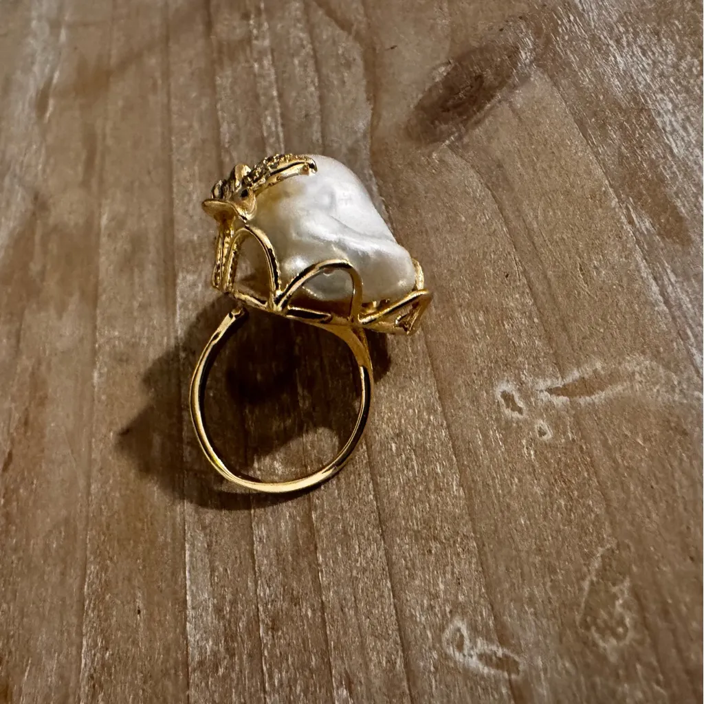 Elegant Gold and Pearl Women's Ring - Image 2
