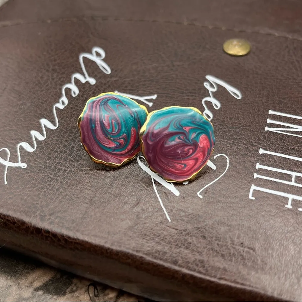 Vintage 1990s Pastel Paint Swirled Gold Tone Enamel Circle Stud Earrings - Image 3