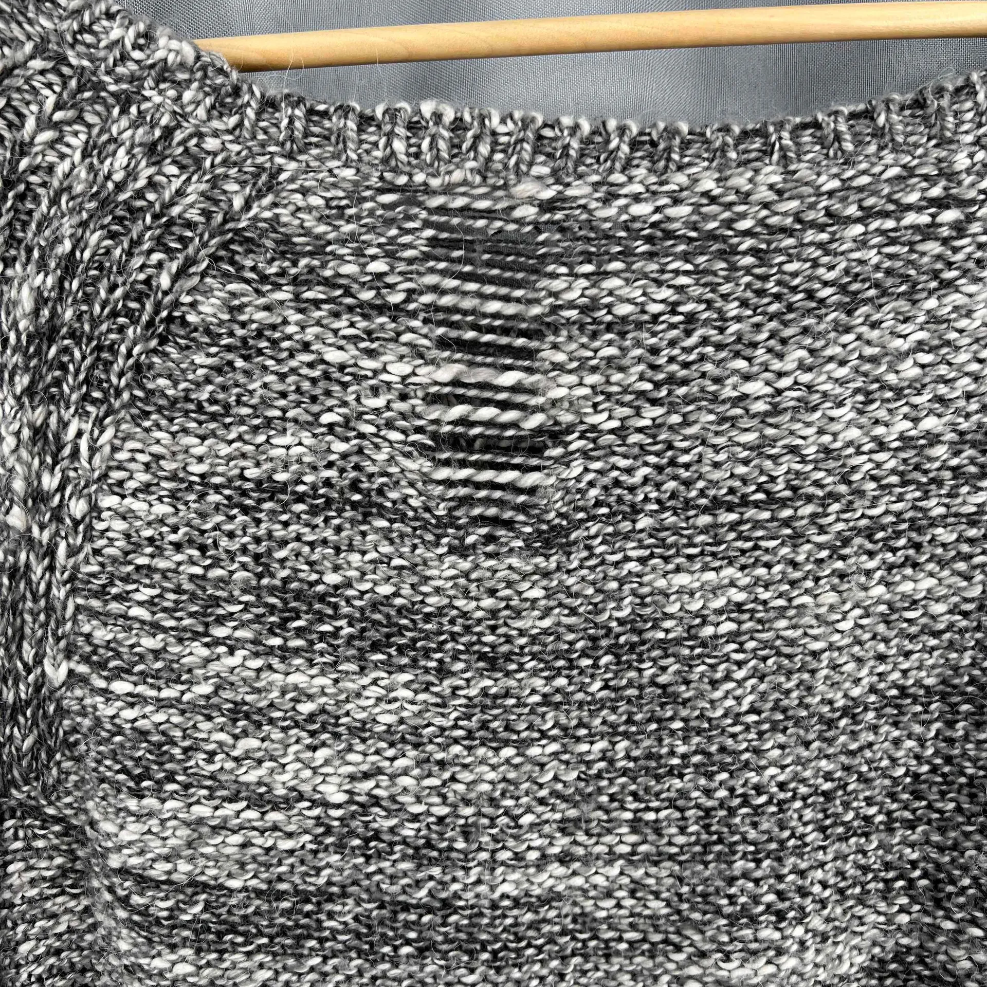 Pam‎ and Gela Gray And White Distressed Long Sleeve Knitted Sweater Womens Small - Image 3