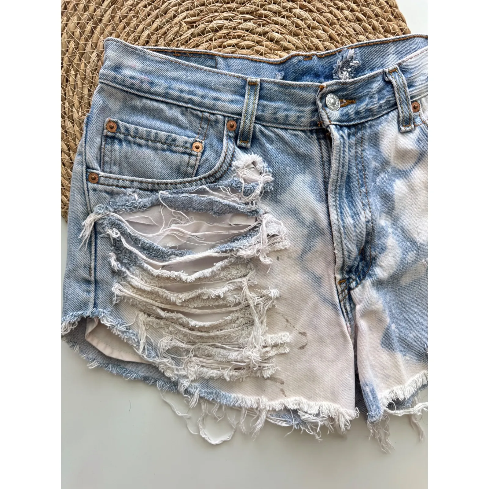 Levis 501 Bleach Distressed Denim‎ Jean Shorts Rips Frayed Hem Size 30 - Image 3