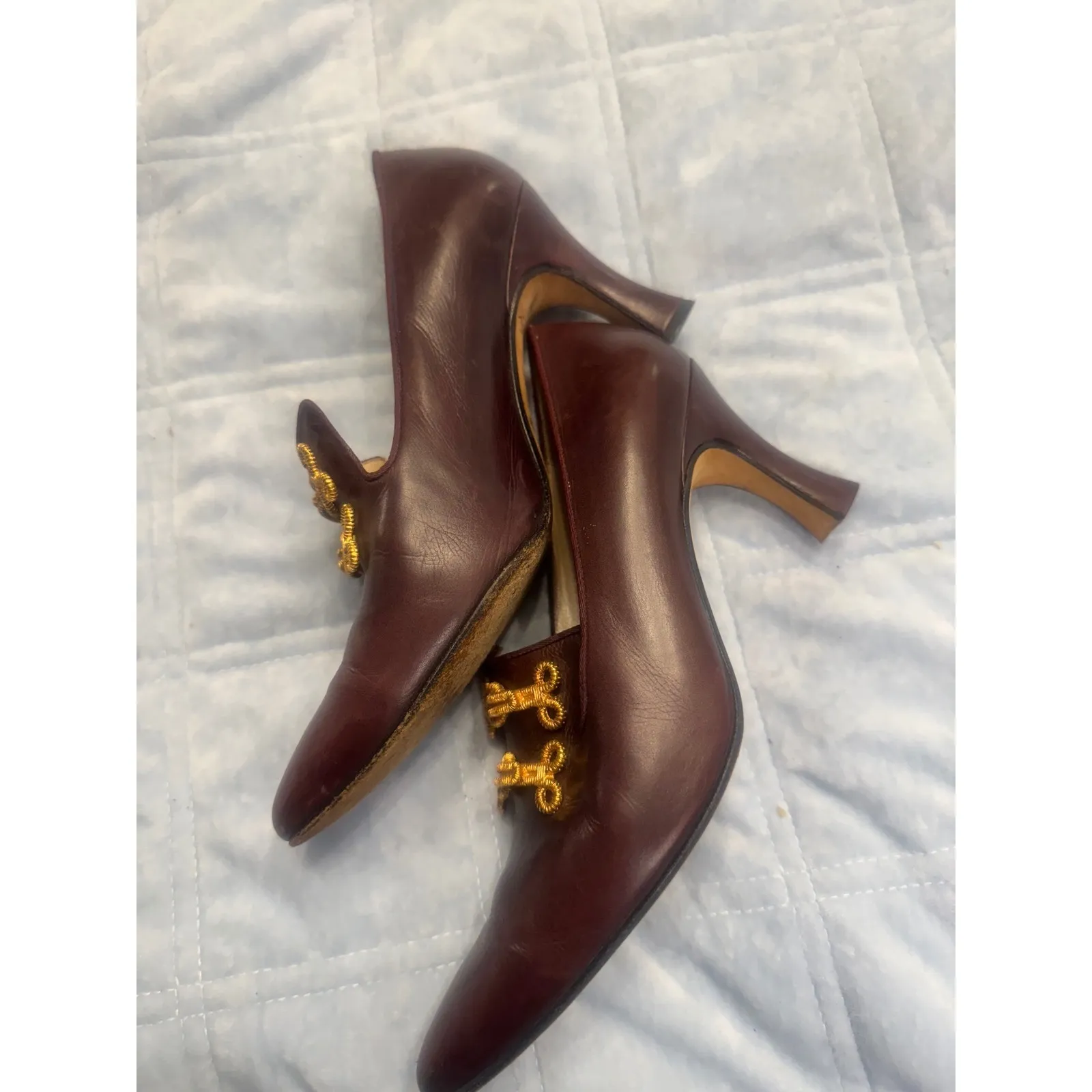 Bally Pointed Toe Heels Burgundy Leather Gold Ornament Made in Italy‎ Brown Size 7.5 - Image 2