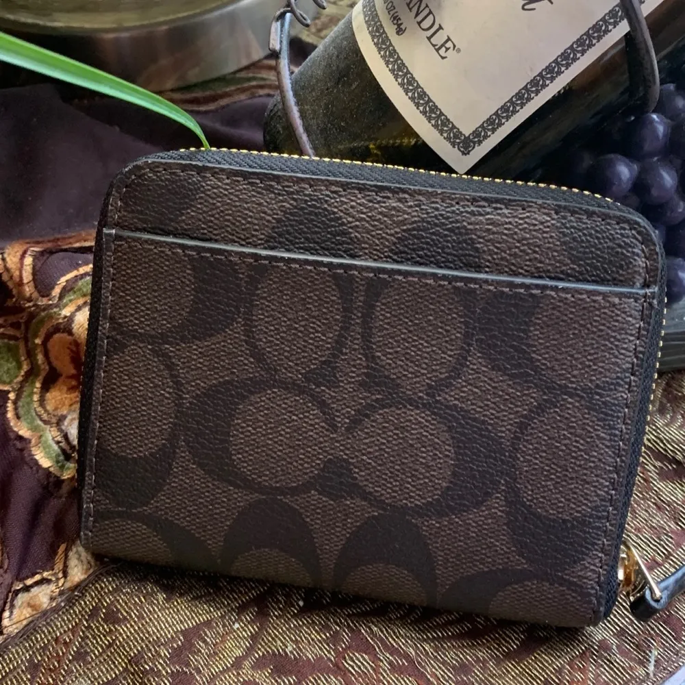 Authentic COACH Signature canvas/leather umbrella zip around wallet - Image 3