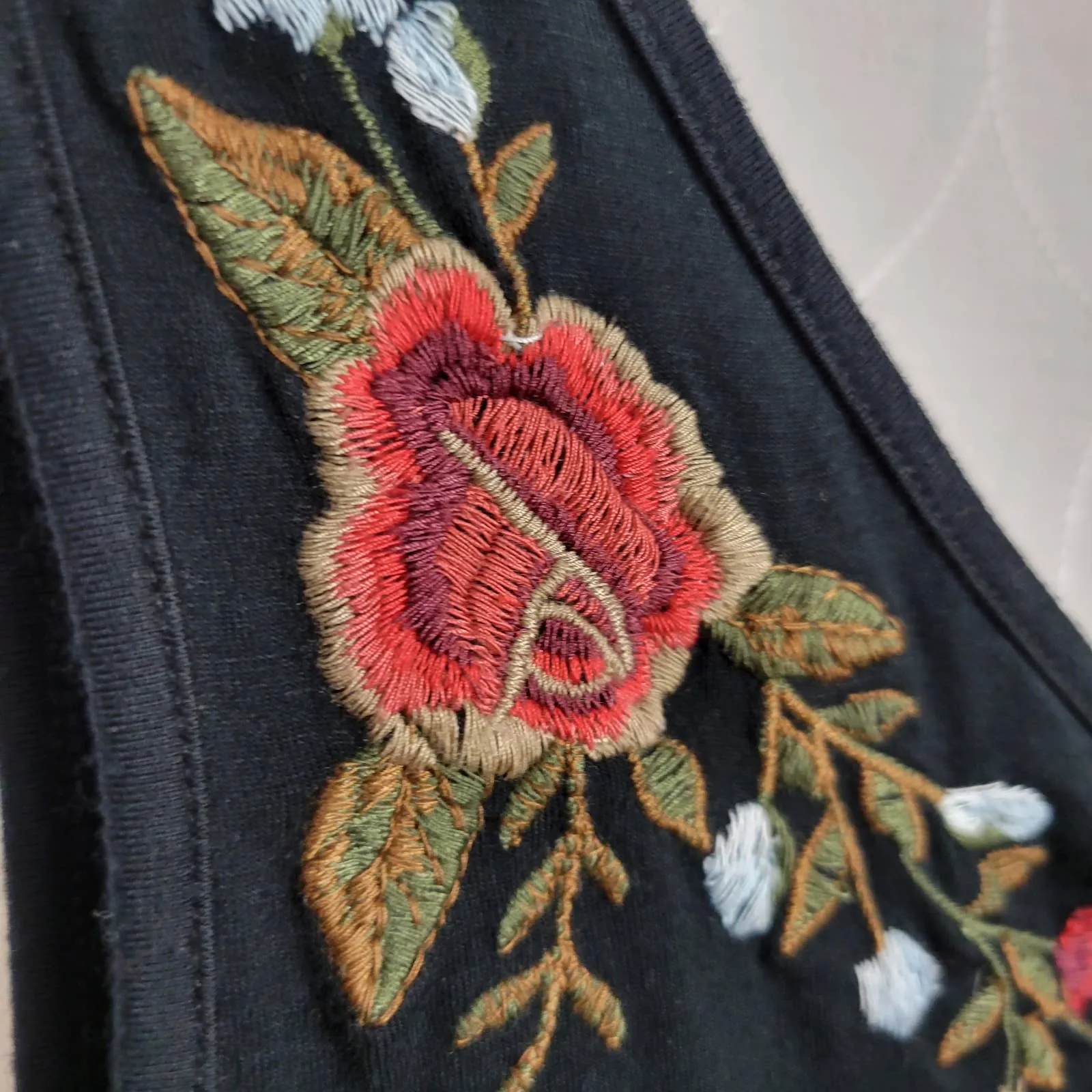 American‎ Eagle Outfitters Womens Tank Top Size Medium Floral Applique Bodysuit - Image 3