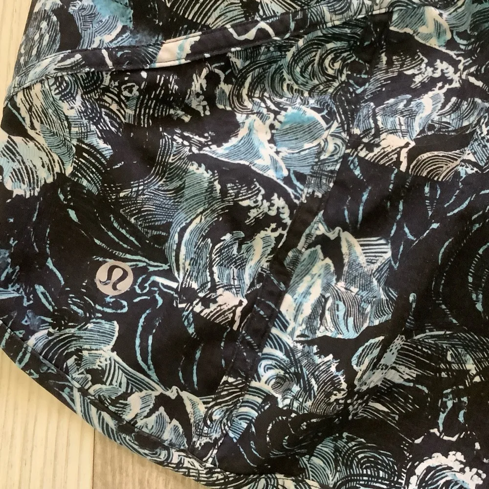 Lululemon tracker short V4 eternal wave starlight blue black print lined size 4 - Image 6