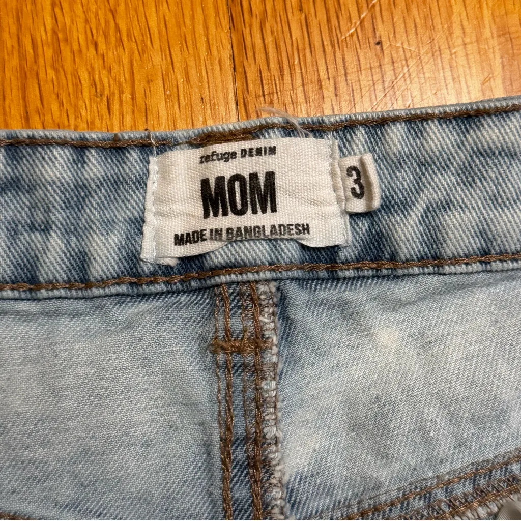 Refuge Mid Rise Distressed Rips Light Wash Denim Mom Jeans Relaxed Size 3 GUC - Image 3