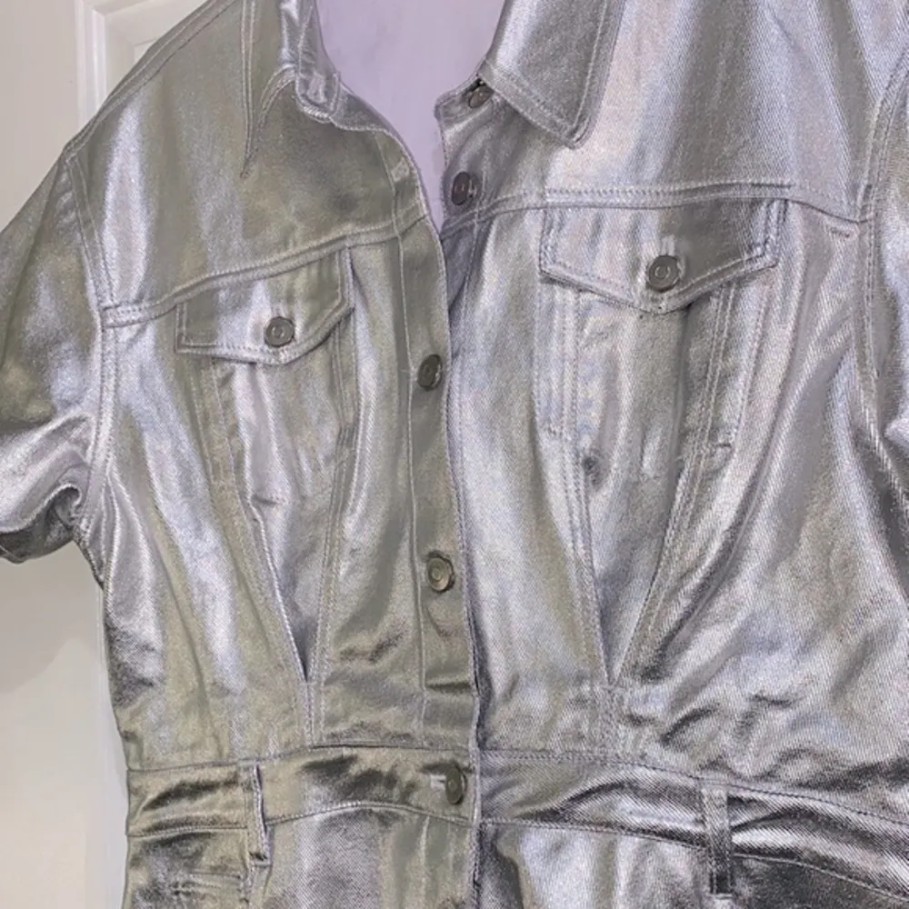 Peach Love silver metallic shorts jumpsuit size large - Image 11