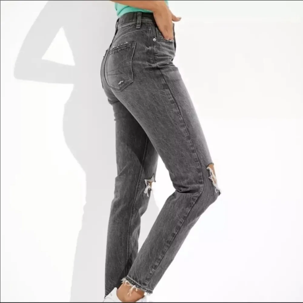 American Eagle Sz 0 SHORT Grey Wash Distressed Mom Jean Raw Hem - Image 2