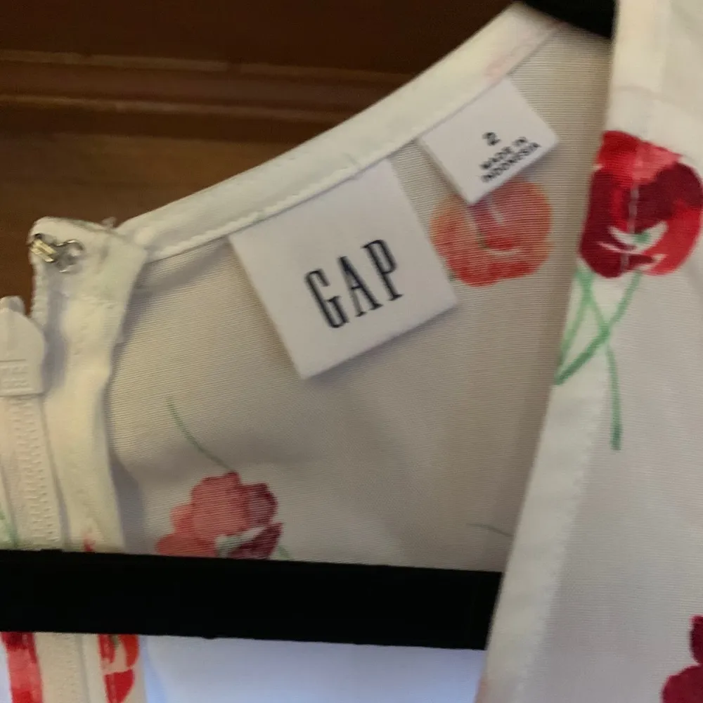 Gap white and red floral dress. Size 2 - Image 4
