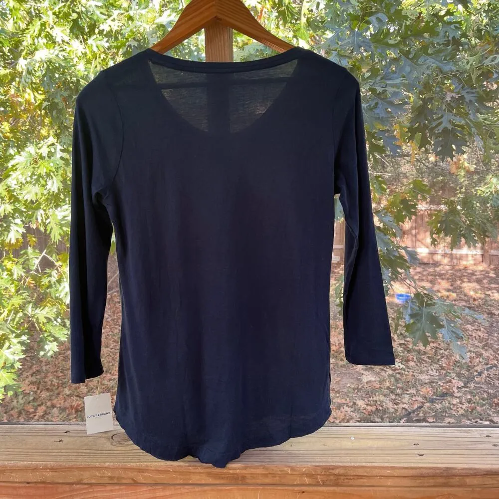 Lucky Brand Women's Navy Blue Peacock Print Lightweight Top Size XS. NEW - Image 2
