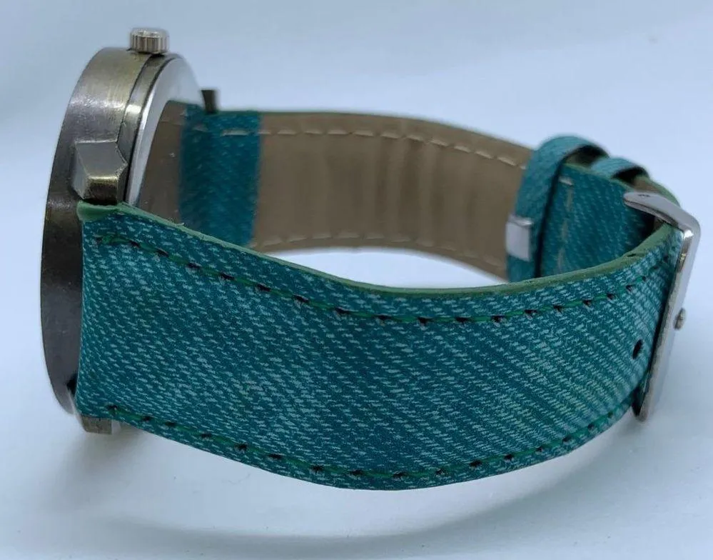 Mini world 40mm Quartz analog watch copper toned case w/battery - Image 3