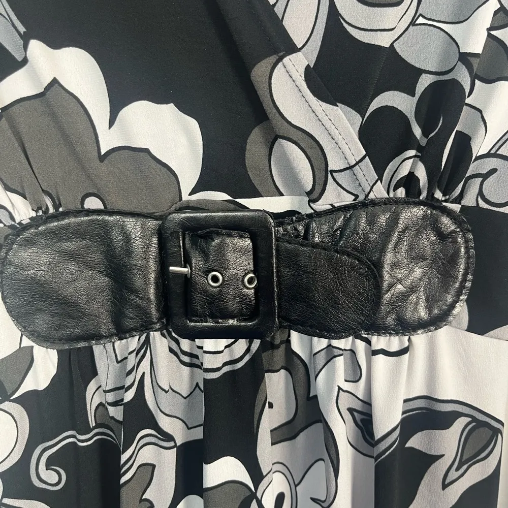 Suzie in the city black and white paisley print dress with belt Size small - Image 2