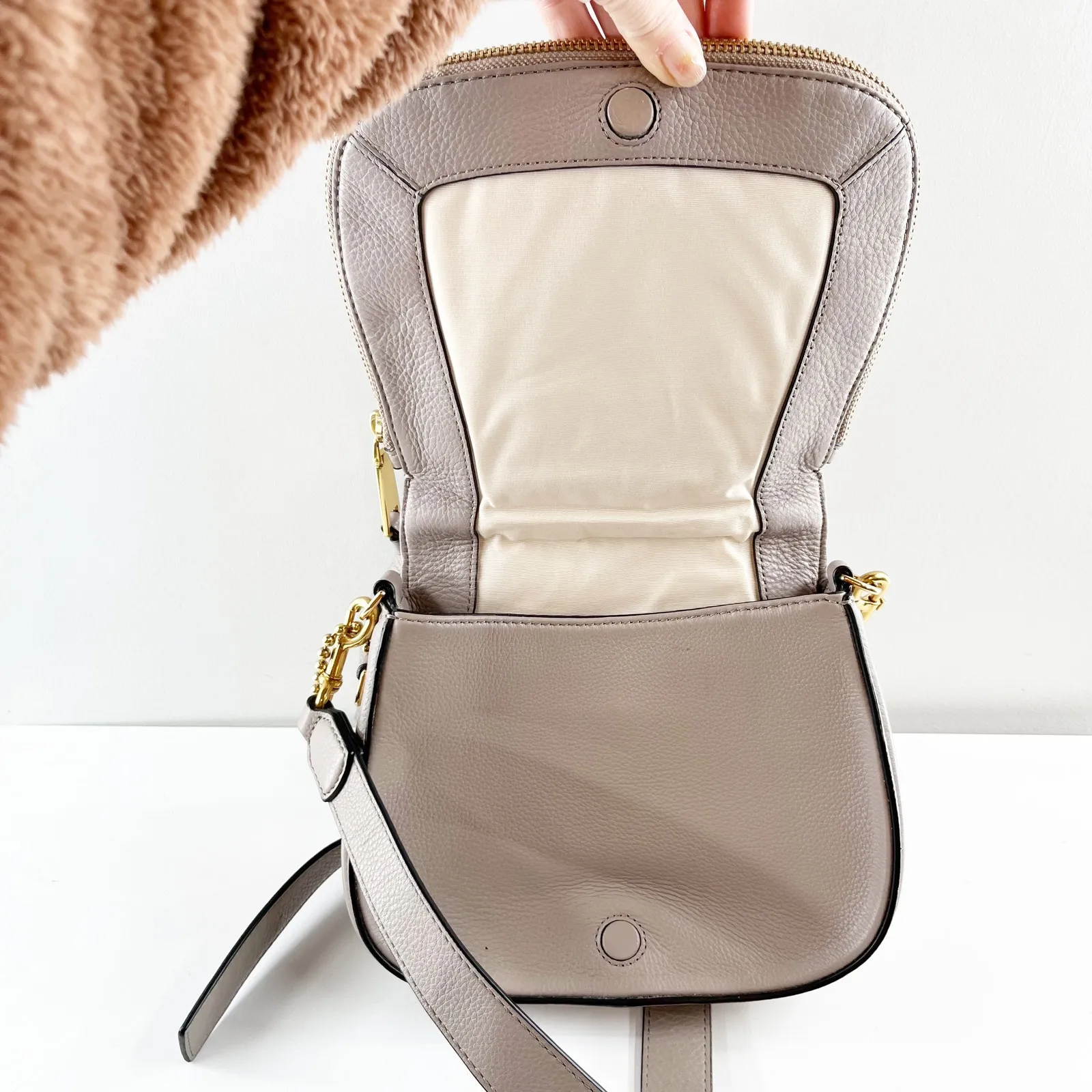 Marc Jacobs Recruit Hammered Leather Flap Crossbody Saddle Bag Taupe Tan Beige - Image 6