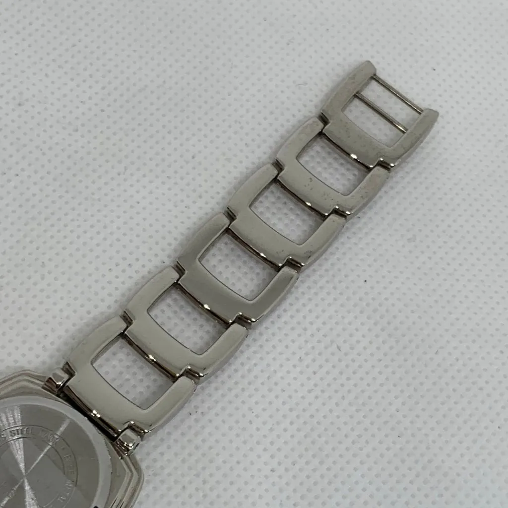 Carriage women watch 26mm case quartz Analog links bracelet size 7” running - Image 7