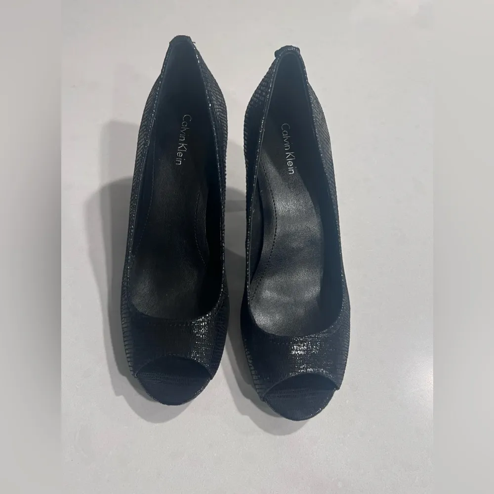 Calvin Klein Heels Women Size 7 Black Peep Toe Textured‎ Leather Faux Snake Skin - Image 4