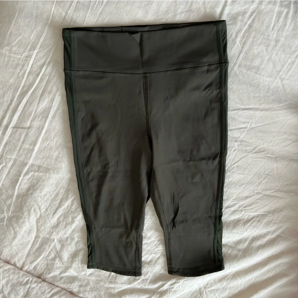 Women’s Lululemon Squad Goals Crop 17" Leggings Dark Olive sz 10 Rare - Image 2