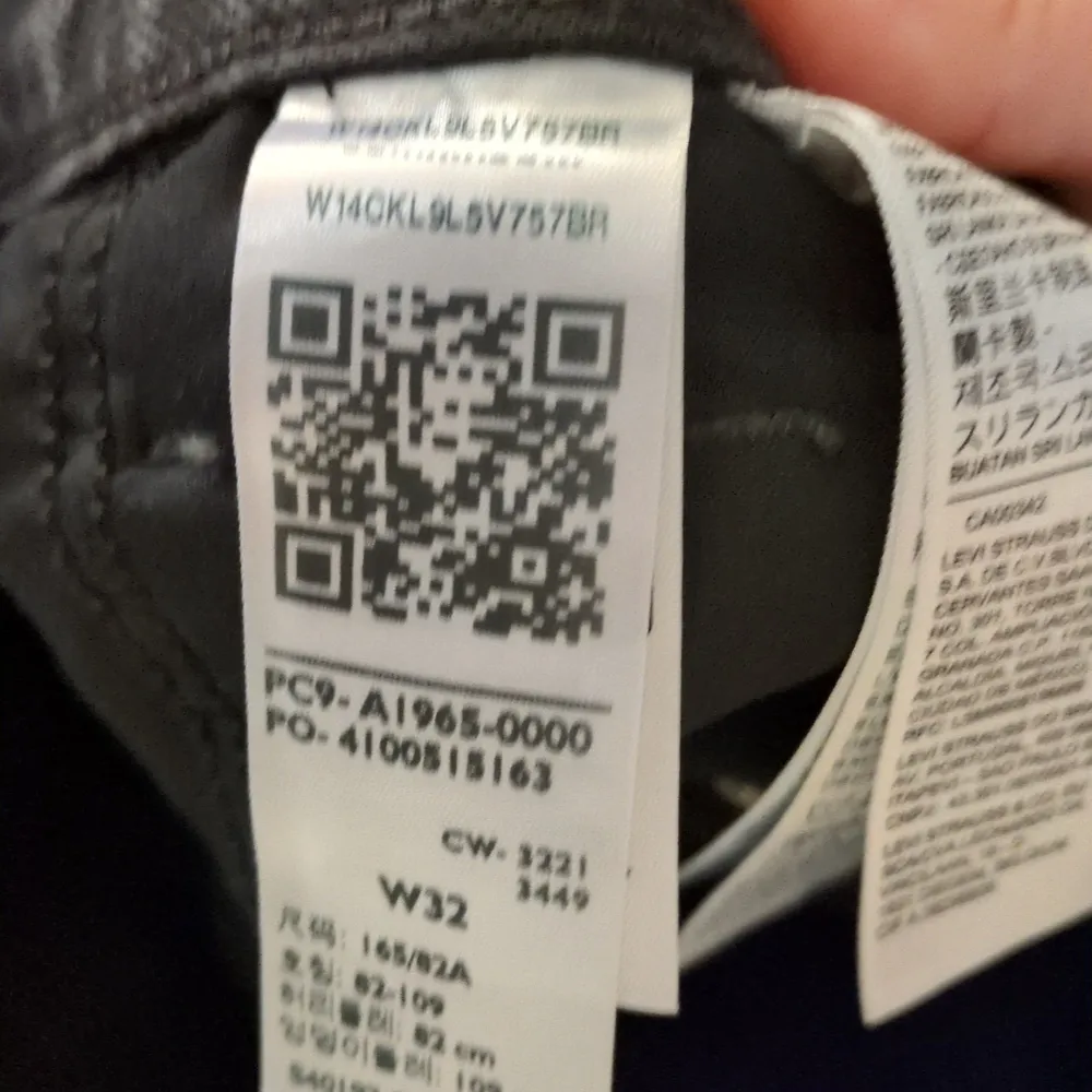 Levi's Black High Waisted Mom Shorts Size 32 - Image 6