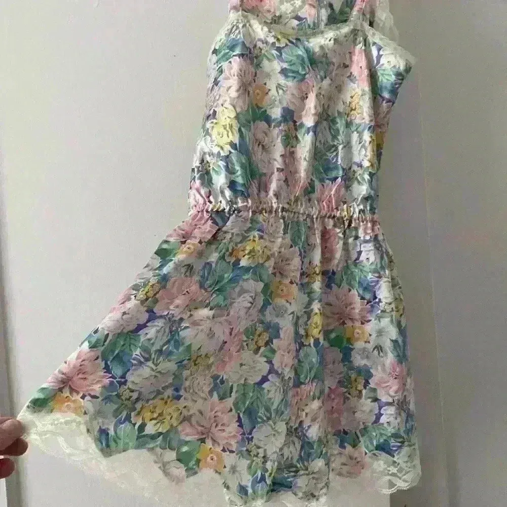 Gold Label Victoria Secret blue/pink floral romper with lace detail; size S - Image 5