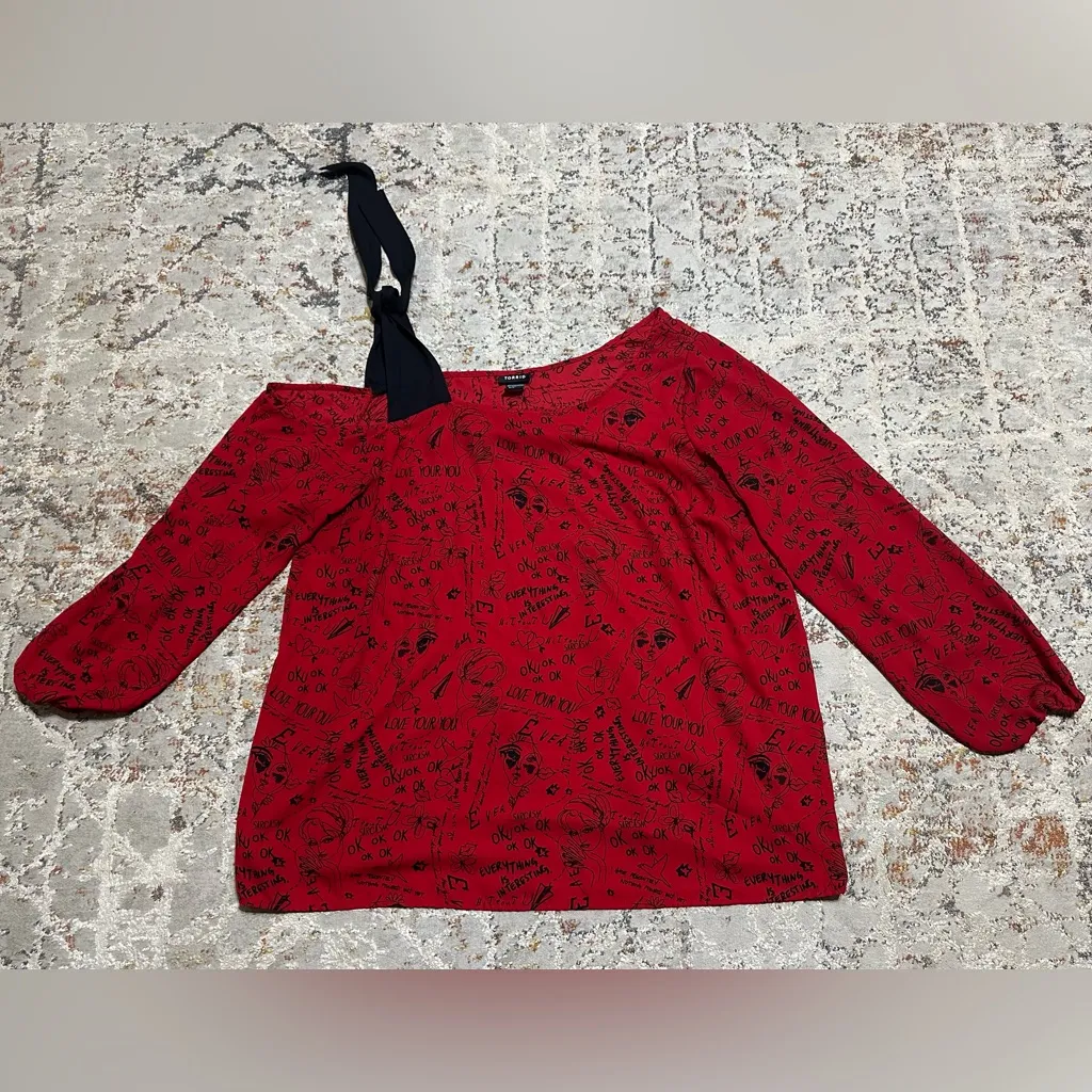 TORRID Verbiage Georgette Script Edge Print One Shoulder Bow tie blouse SZ 2X - Image 9