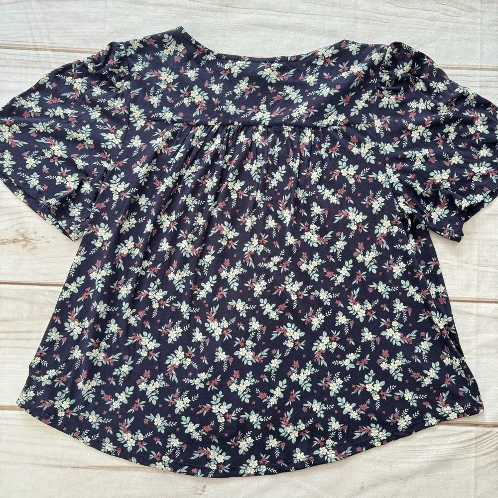Lucky Brand Navy Floral V Neck Pleated Button Front Top Size Medium - Image 5