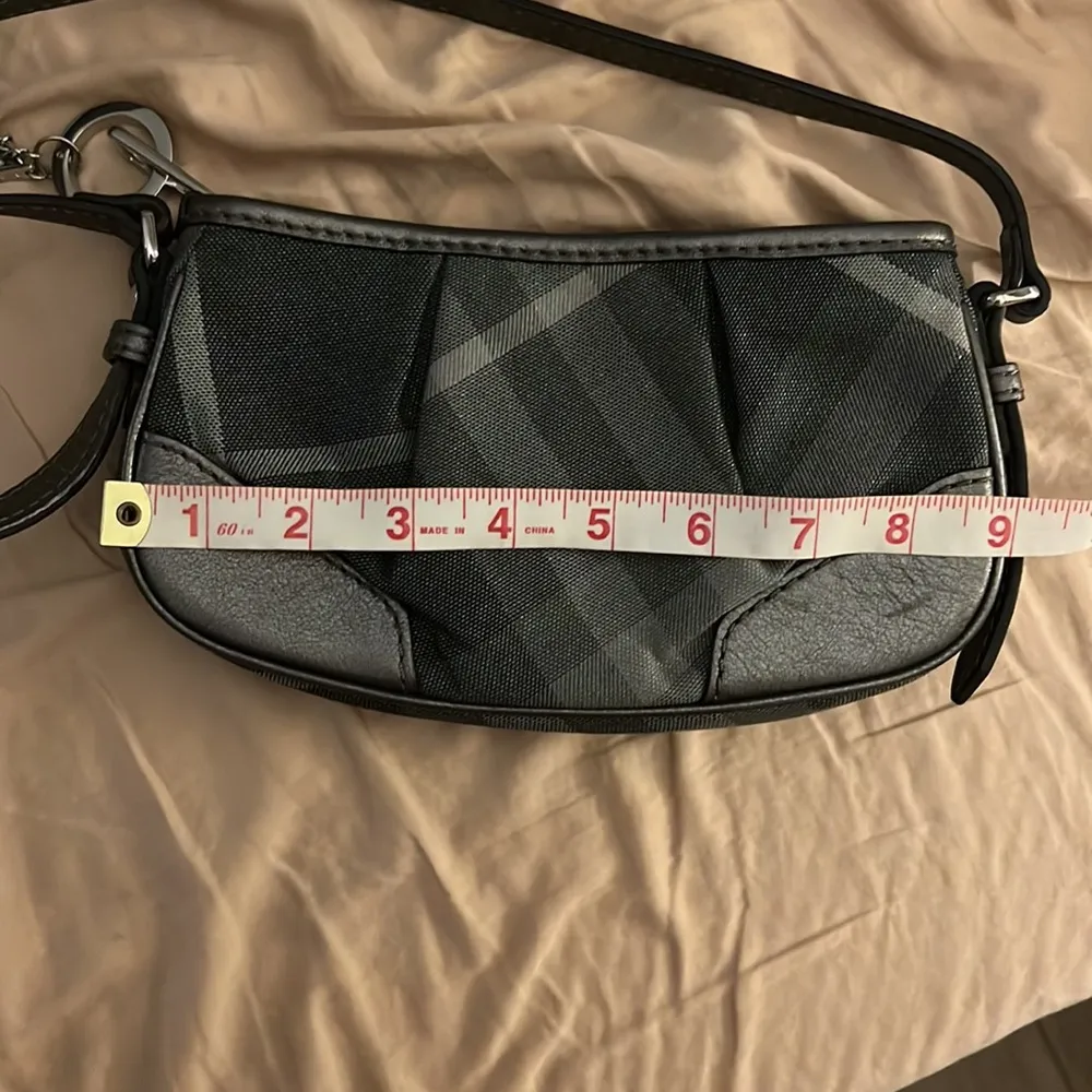 NWOT Authentic Burberry clutch with keychain - Image 10