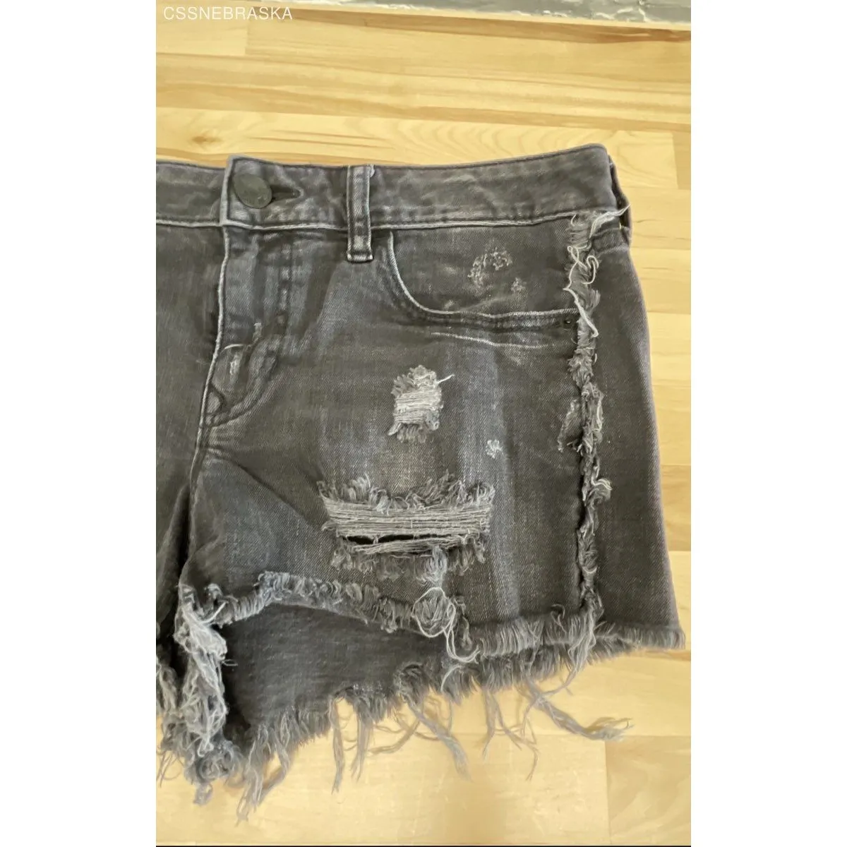 EXPRESS  Black Womens distressed denim shorts. - Size 10 - Image 3