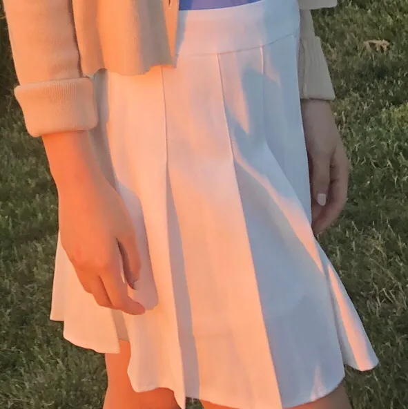 white pleated skirt - Image 3