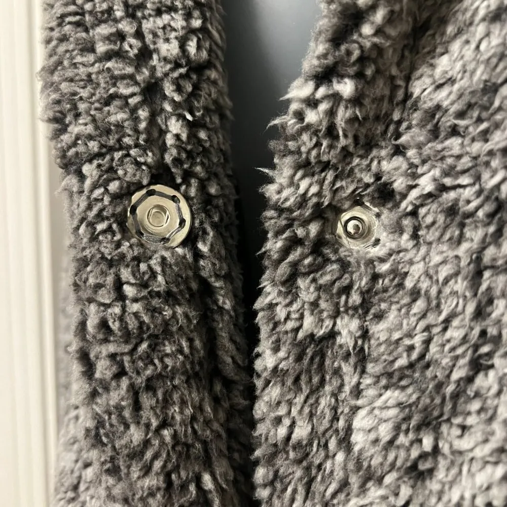 Cozy Gray Faux Fur Jacket Size XL - Image 3