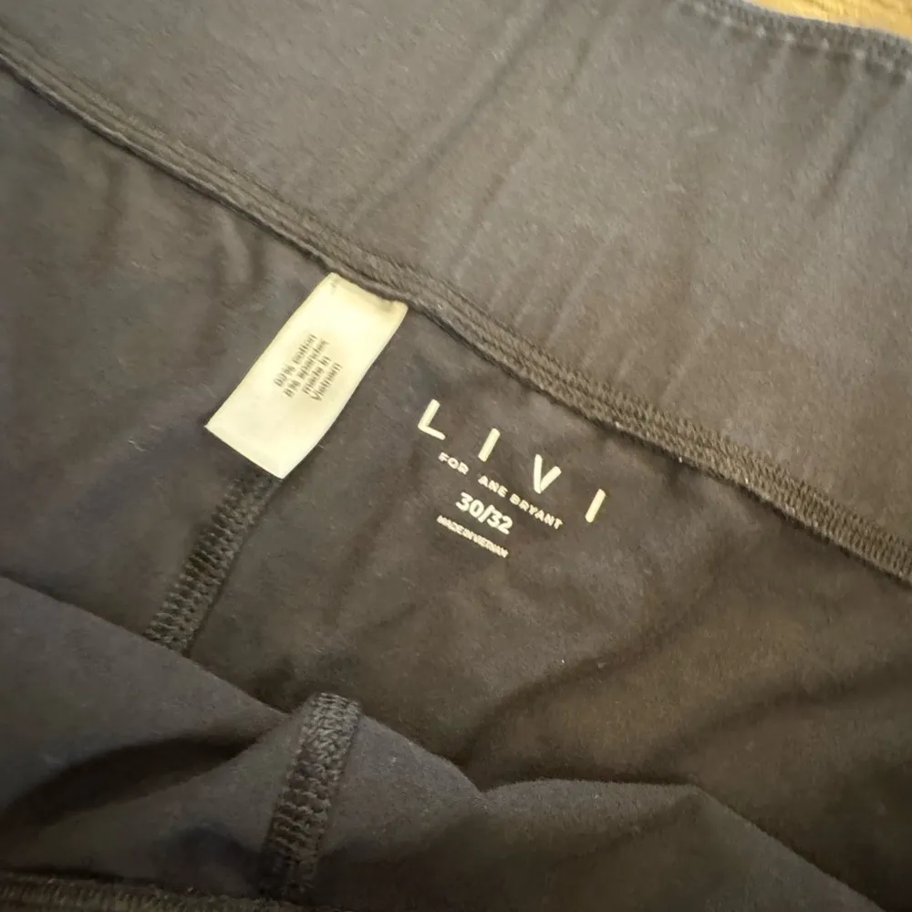 Livi Active lane Bryant black pocket Shorts size 30/32 Black Women's Shorts - Image 2